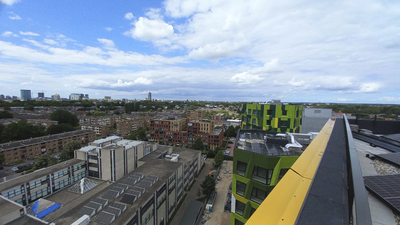 903300 Overzicht vanaf het dak van de in aanbouw zijnde woontoren Nyssa voor studenten en starters van het project De ...